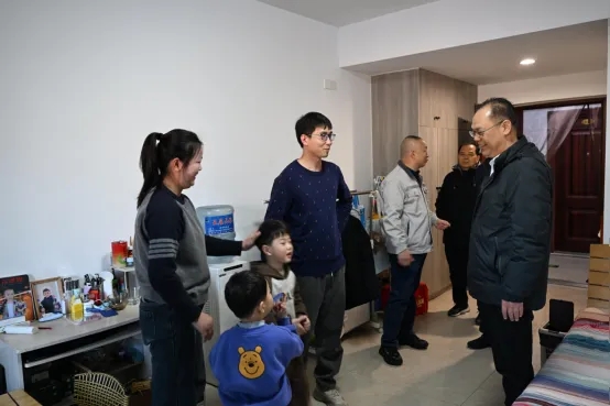 公司領(lǐng)導(dǎo)受李玉田董事長委托并代表董事長慰問節(jié)日期間堅(jiān)守崗位的一線員工